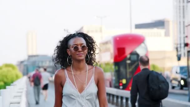 街を歩く美しいアフリカ系アメリカ人のスタイリッシュな女性のビデオ — ストック動画