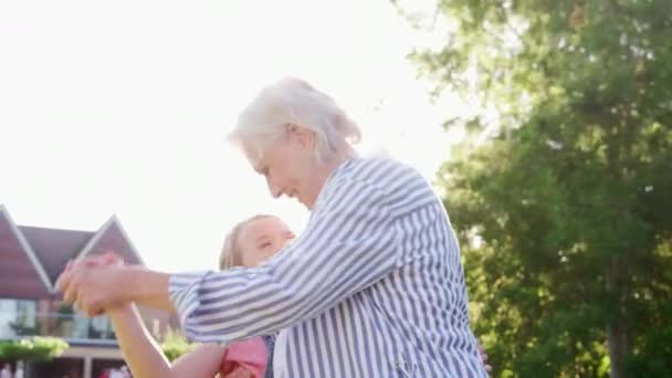 Abuela Bailando Con Nieta Jardín Contra Sol Abrasador Filmado Video — Vídeo de stock