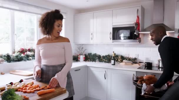 Pareja Preparando Cena Navidad Juntos Casa Mujer Cortando Verduras Hombre — Vídeo de stock