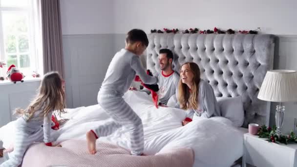 Vidéo Des Enfants Excités Courant Dans Chambre Des Parents Jour — Video