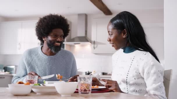 Glückliches Schwarzes Paar Plaudert Und Genießt Sein Sonntägliches Abendessen Hause — Stockvideo