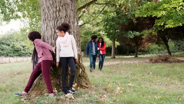 Crianças Raça Mista Escondidas Atrás Uma Árvore Suprimindo Seus Pais — Vídeo de Stock