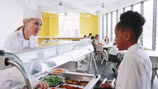 Studentka Středoškolského Studia Uniformní Službě Která Podává Oběd Kavárně Pomalém — Stock video
