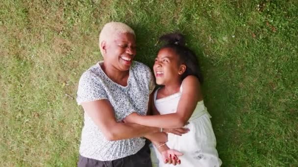 Menina Americana Africana Feliz Avó Deitada Grama Vista Superior — Vídeo de Stock