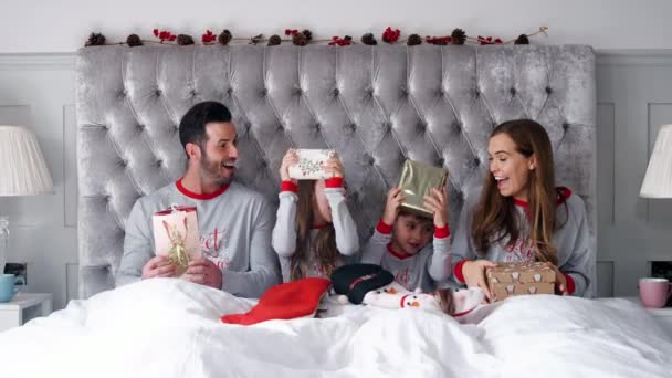 Video Famiglia Eccitata Letto Casa Regali Apertura Giorno Natale Genitori — Video Stock