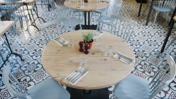 在有瓷砖地板和石墙的餐厅里 手持式的空桌椅的高架视野 — 图库视频影像