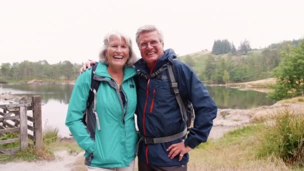 Senior Paar Een Kampeervakantie Permanent Door Een Meer Lachen Lake — Stockvideo