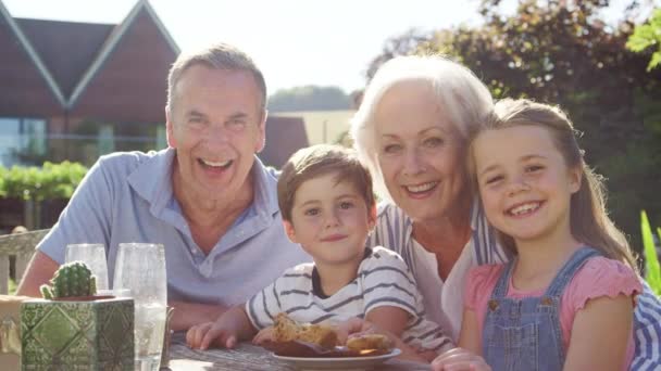 Portrait Grandparents Grandchildren Enjoying Summer Outdoor Pub Lunch Shot Slow — Stock Video