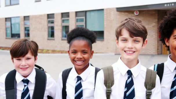 Cámara Rastrea Largo Caras Alumnos Sonrientes Secundaria Pie Fuera Del — Vídeo de stock