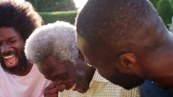 Sênior Homem Negro Rindo Com Seus Dois Filhos Adultos Close — Vídeo de Stock