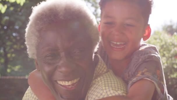 Ανώτερος Μαύρος Άνδρας Καβάλημα Στην Πλάτη Του Εγγονός Κοντινό Πλάνο — Αρχείο Βίντεο