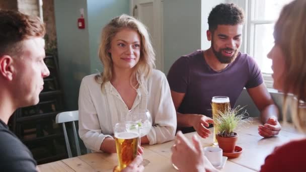 Close Van Vier Jonge Volwassen Collega Zitten Aan Een Tafel — Stockvideo