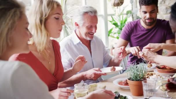 Blandad Åldersgrupp Vuxna Sällskap Äta Tapas Tillsammans Vid Ett Bord — Stockvideo