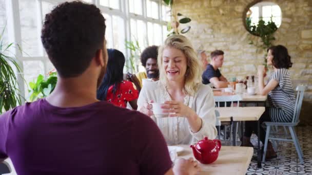 Jovem Loira Segurando Café Conversando Com Seu Namorado Uma Mesa — Vídeo de Stock