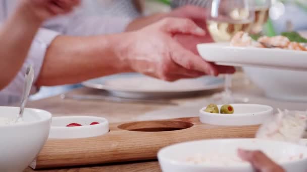 Neto Sentado Com Avós Como Eles Ajudam Servir Comida Refeição — Vídeo de Stock