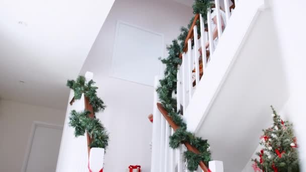 Emocionada Familia Vistiendo Pijamas Corriendo Abajo Llevando Medias Mañana Navidad — Vídeos de Stock