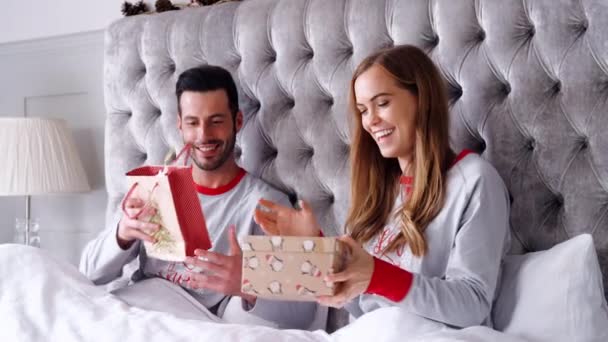 Video Van Paar Bed Thuis Opening Geschenken Kerstdag — Stockvideo