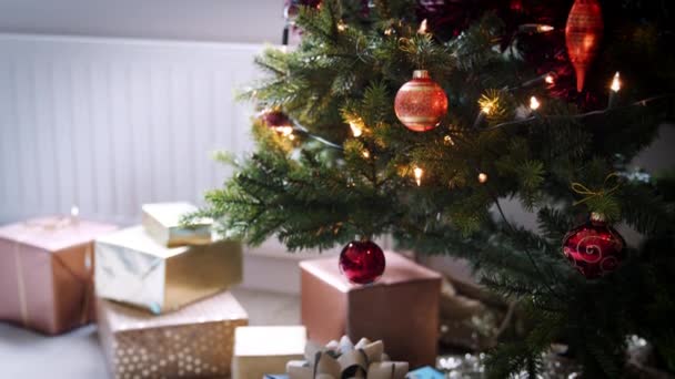 Inclinado Tiro Bolas Colgando Árbol Navidad Regalos Arreglados Continuación Cerca — Vídeo de stock