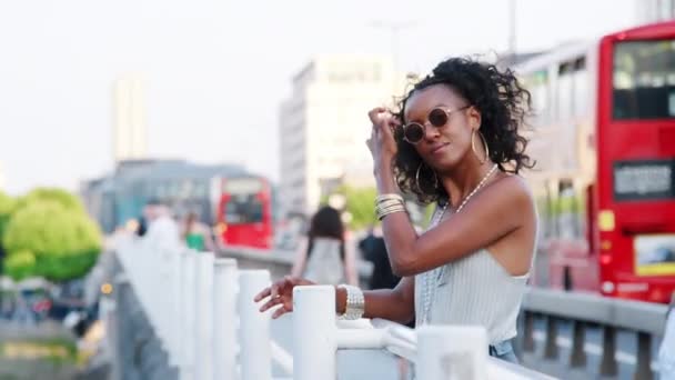 Video Hermosa Mujer Afro Americana Con Estilo Disfrutando Ciudad Mientras — Vídeos de Stock