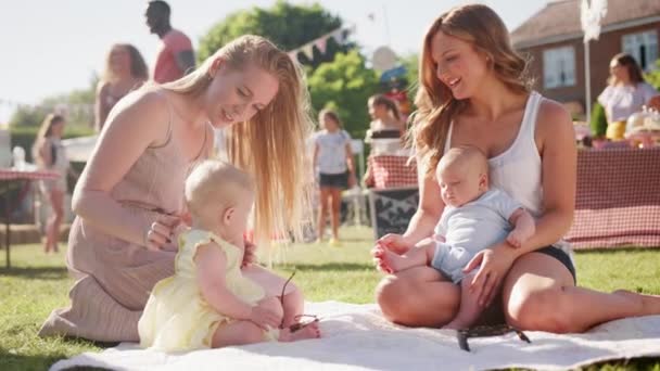 Duas Mães Sentam Tapete Brincam Com Bebês Vídeo Câmera Lenta — Vídeo de Stock