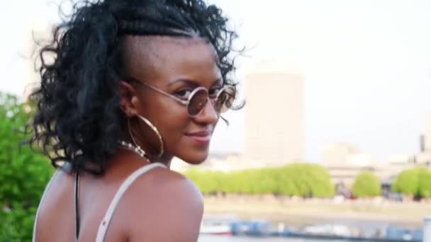 Mulher Negra Jovem Moda Camisola Listrada Óculos Sol Andando Sobre — Vídeo de Stock