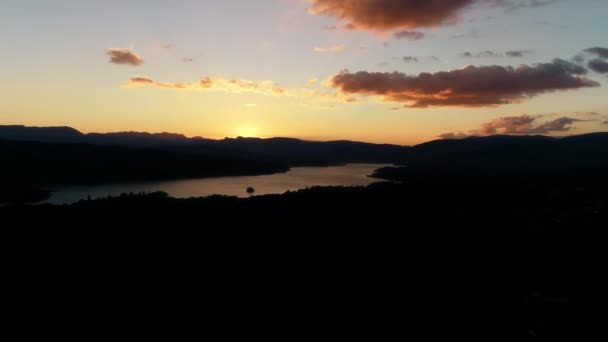 イギリスの湖水地方ウィンダミア湖に沈む夕日の空撮 — ストック動画