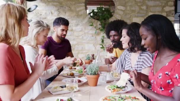 Многонациональная Группа Взрослых Друзей Смешанного Возраста Обедают Вместе Столом Ресторане — стоковое видео