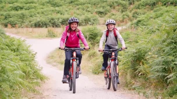 Dos Niños Divirtiéndose Bicicletas Montaña Campo Pasan Por Delante Cámara — Vídeos de Stock