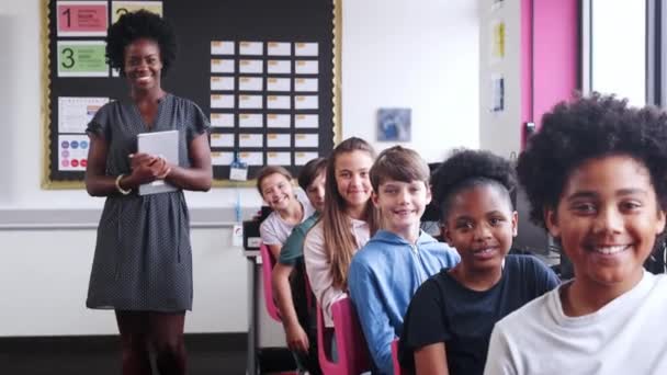 デジタルタブレットを持つ女性教師のポートレート Ict クラスのビデオでコンピュータで働いて学生のライン — ストック動画