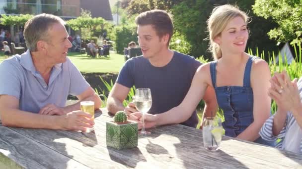 Eltern Mit Erwachsenen Kindern Genießen Sommergetränk Freien Pub Garten Aufgenommen — Stockvideo