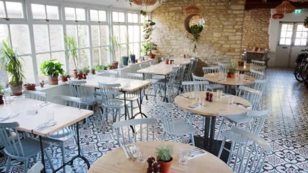 Tables Rondes Chaises Bleu Canard Oeuf Dans Restaurant Vide Avec — Video