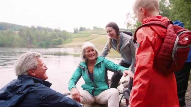 Mehrgenerationenfamilie Die Zeit Zusammen Einem See Der Natur Verbringt Aus — Stockvideo