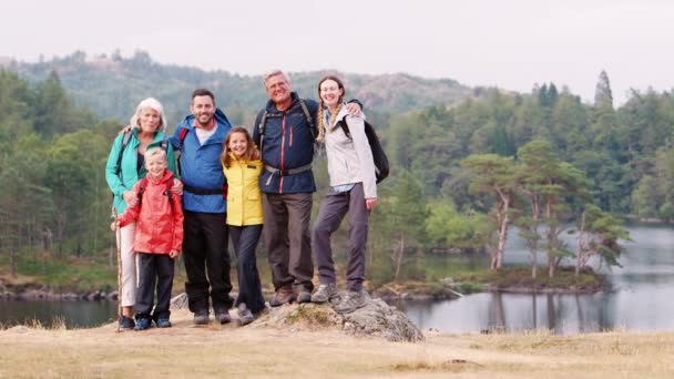 Famiglia Multi Generazione Piedi Rocce Vicino Lago Campagna Cercando Fotocamera — Video Stock