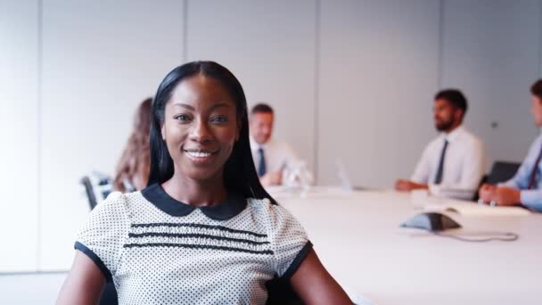 Retrato Jovem Empresária Sentada Mesa Diretoria Durante Reunião Segundo Plano — Vídeo de Stock