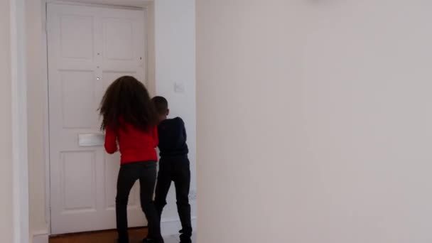Aufgeregte Kinder Rennen Durch Die Halle Die Haustür Für Großeltern — Stockvideo