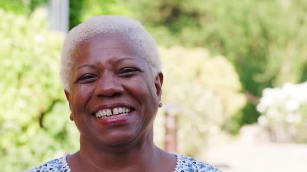 Senior Mujer Negra Sonriendo Cámara Aire Libre Cerca — Vídeos de Stock