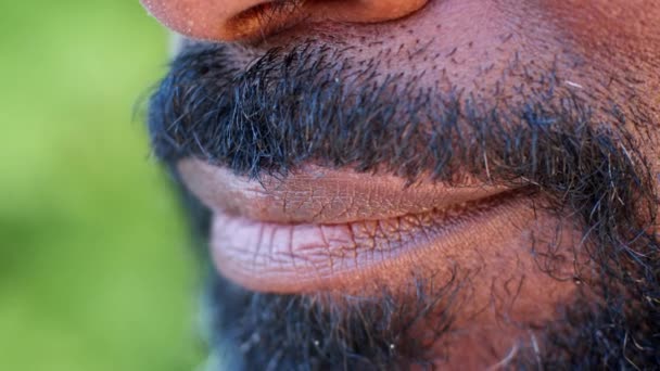 Vista Lateral Rosto Homem Negro Sorridente Detalhe — Vídeo de Stock