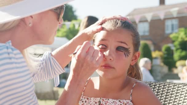 Vrouw Gezicht Schilderij Meisje Engels Zomer Tuin Fete Doodgeschoten Slow — Stockvideo