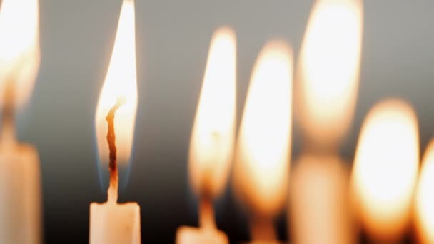 Close Vídeo Burning Candles Black Studio Fundo — Vídeo de Stock