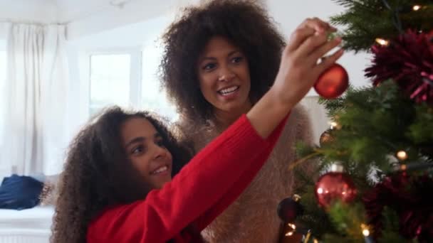 母と娘のハンギング ツリー スローモーションで一緒にショットのクリスマスの装飾の側面図 — ストック動画