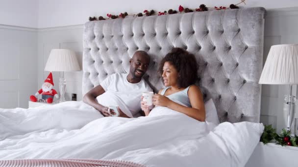 紅茶のカップが付いているベッドでアフリカ系アメリカ人のカップルの寝室で朝のビデオ — ストック動画