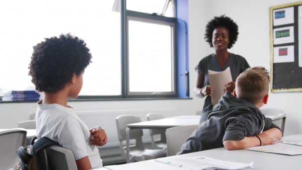 Gymnasiallehrerin Klassenzimmer Stellt Schülern Fragen Sie Heben Die Hände Antworten — Stockvideo