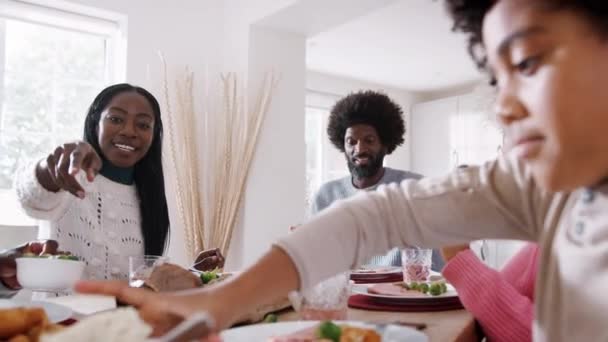 多代混血家庭坐在桌旁 在家中供应周日晚餐 — 图库视频影像