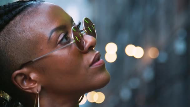 Modieuze Jonge Zwarte Vrouw Zonnebrillen Hoofd Geschoten Zijaanzicht Bokeh Verlichting — Stockvideo