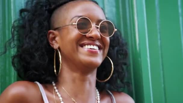 Fiatal Fekete Támaszkodva Zöld Fal Nevetve Fejét Vállát Napszemüveget Visel — Stock videók