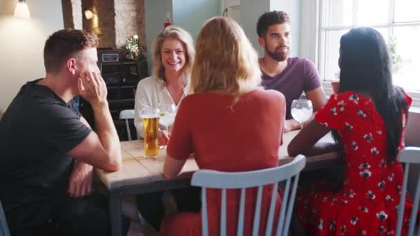 Grupo Mixto Amigos Adultos Jóvenes Sentados Una Mesa Pub Hablando — Vídeo de stock