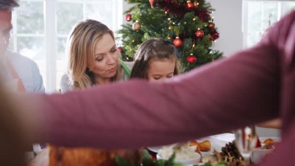 多代家庭围坐在桌旁一起享受圣诞大餐 慢镜头 — 图库视频影像