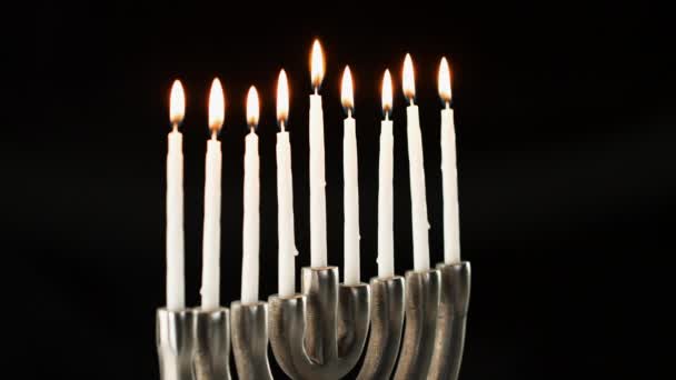 Vídeo Hanukkah Menorah Com Velas Acesas Contra Fundo Preto Estúdio — Vídeo de Stock