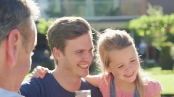 Família Várias Gerações Desfrutando Bebida Verão Livre Jardim Pub Filmado — Vídeo de Stock