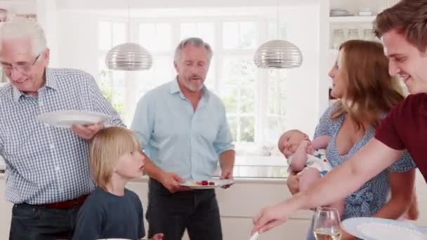 Grupo Familiares Amigos Que Reúnem Para Festa Almoço Cozinha Vídeo — Vídeo de Stock